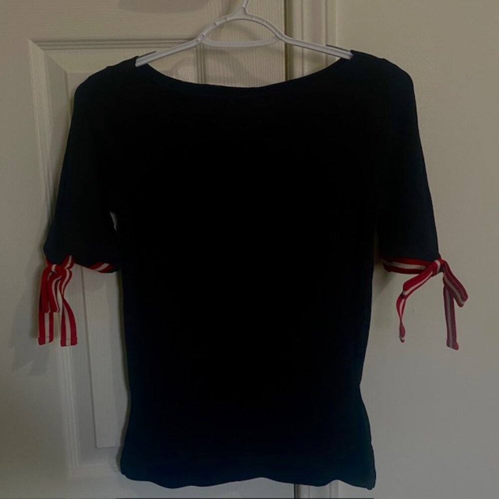 🎀 Chic Black Top w/ Red & White Bow Sleeve Detail – Nautical Vibes 🎀